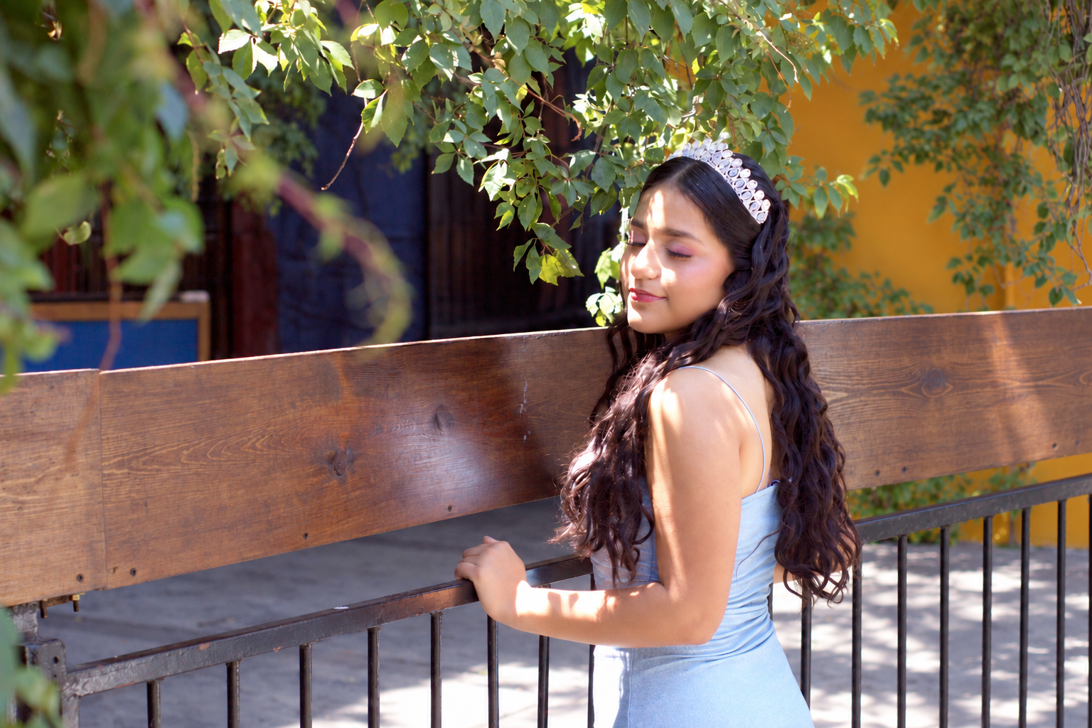 Caroll con vestido azul junto a un barandal